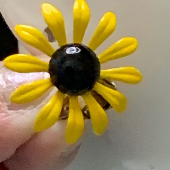 2 pair lot floral clip earrings White daisy -yellow black eye Susan earrings - Picture 8 of 15